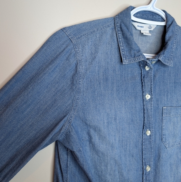 Old Navy The Classic Shirt Blue Denim Button-Up Top Women Small - Picture 6 of 9
